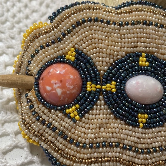 Handcrafted beaded hair accessory with great detail - Picture 3 of 8